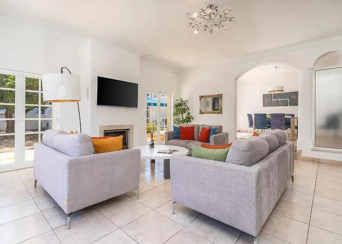 Host Wise - Spacious Family House With Garden