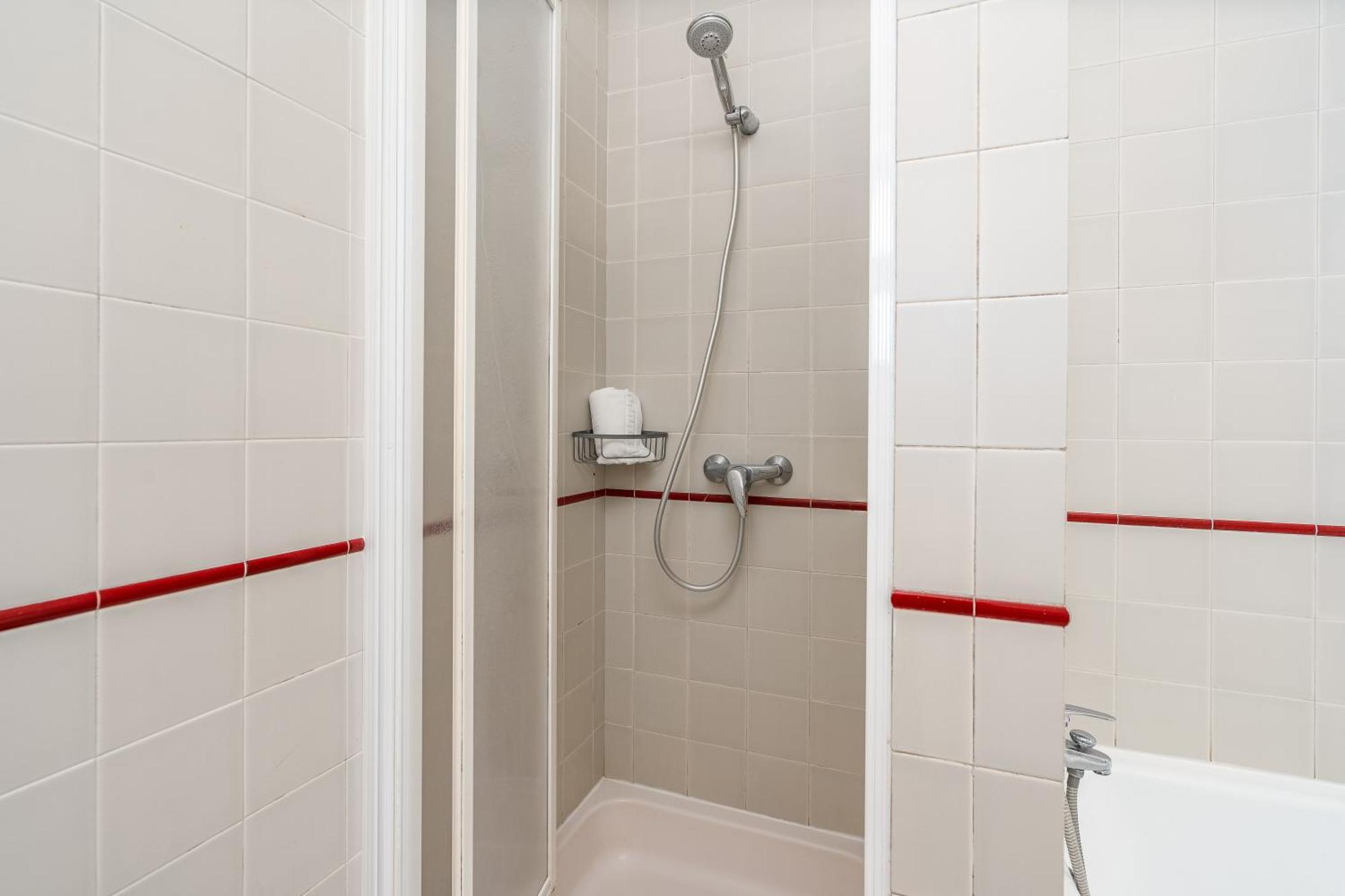 Host Wise - Spacious Family House With Garden Lagos
