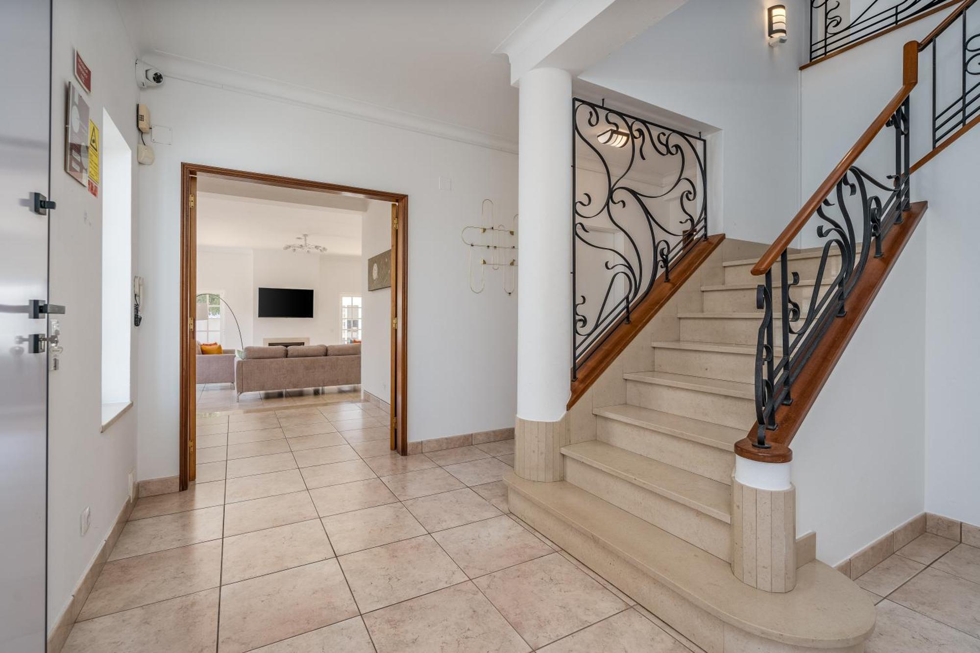 Host Wise - Spacious Family House With Garden Holiday home Lagos